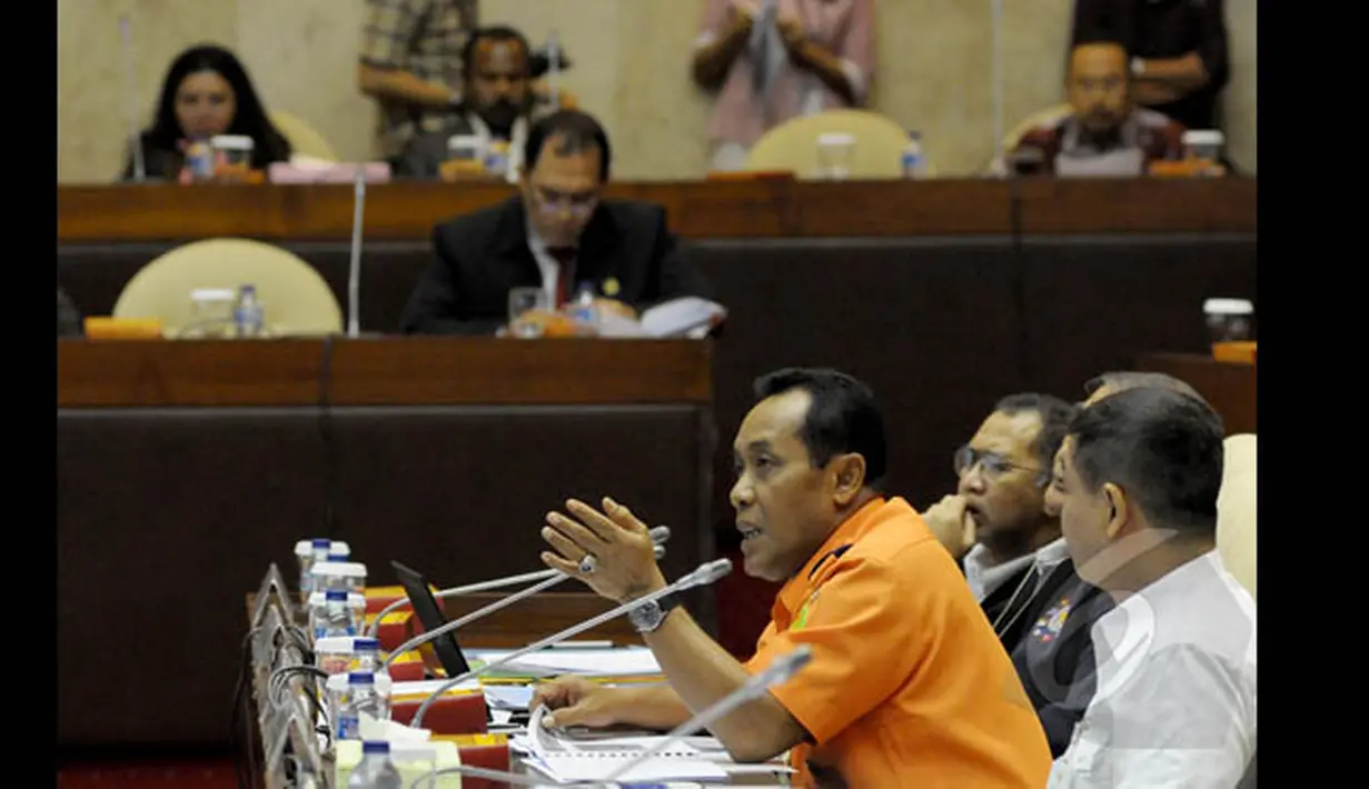 Kepala Basarnas, Bambang Soelistyo saat menjelaskan perkembangan SAR Pesawat AirAsia QZ8501 dalam raker dengan Komisi V DPR di Gedung DPR, Senayan, Jakarta, Selasa (20/1/2015). (Liputan6.com/Andrian M Tunay)