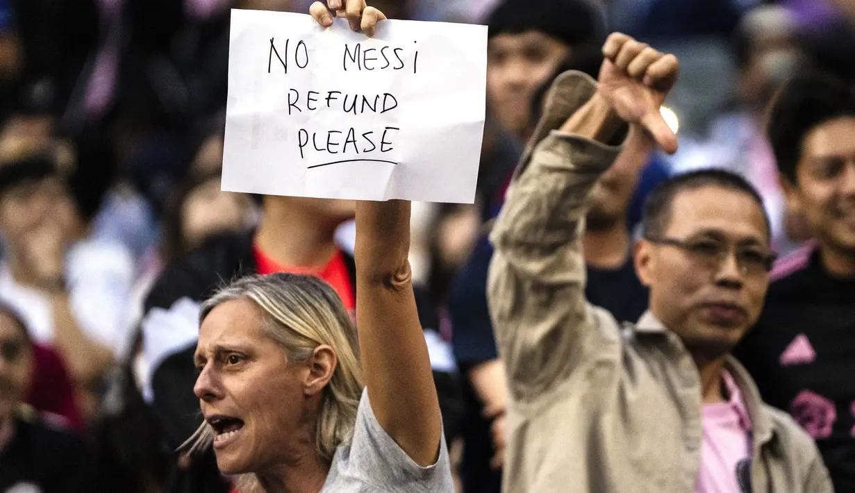 Seoran penonton mengangkat kertas bertuliskan "No Messi, Refun Please" saat pertandingan persahabatan antara Tim Hong Kong All Stars melawan Inter Miami di Stadion Hong Kong, Hong Kong, Minggu, 4 Februari 2024 waktu setempat. (AP Photo/Louise Delmotte)