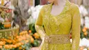 Penampilan anggun Raline Shah berkebaya juga tak perlu ditanya. Dibalut kebaya berwarna hijau lime yang super cantik, Raline memesona bak gadis Bali dengan padu padan kain batik yang serasi. [Foto: Instagram/ralineshah]