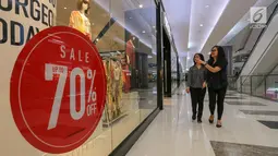 Pengunjung melintasi depan tenant fashion di Lippo Mall Puri, Jakarta, Jumat (24/5/2019). Untuk menarik pengunjung dalam rangka Festival Jakarta Great Sale, berbagai diskon ditawarkan dari pukul 20.00 hingga 00.00 dalam Midsummer Night Sale. (Liputan6.com/Fery Pradolo)