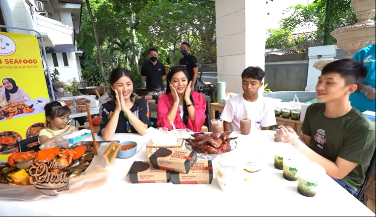 Titi Kamal dan Sarwendah (Youtube/The Onsu Family)