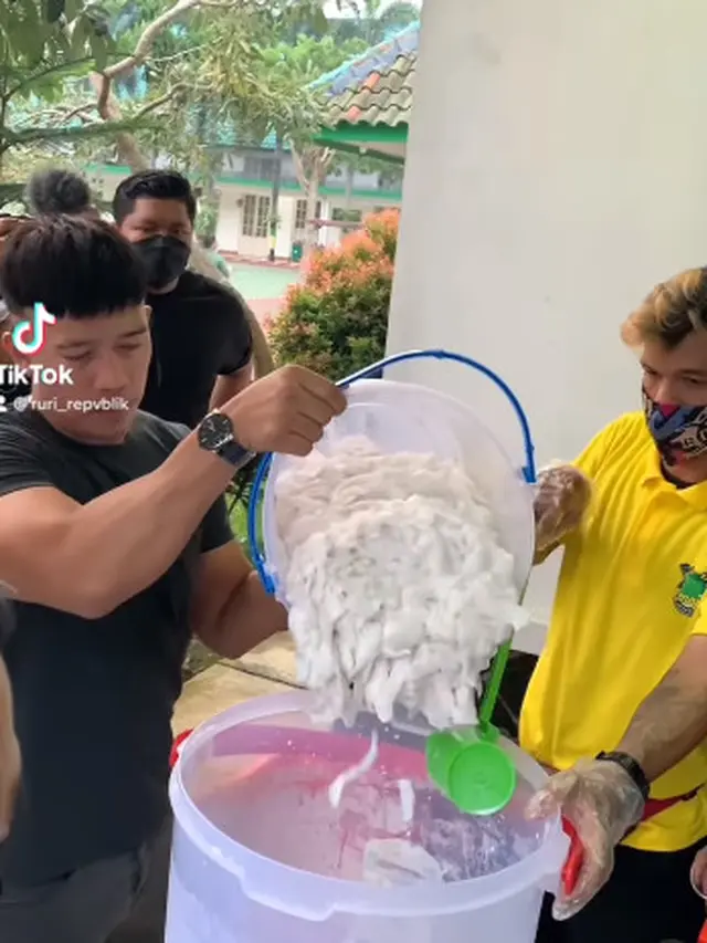 Punya Usaha Minuman Kekinian, 6 Potret Ruri Repvblik saat Jualan