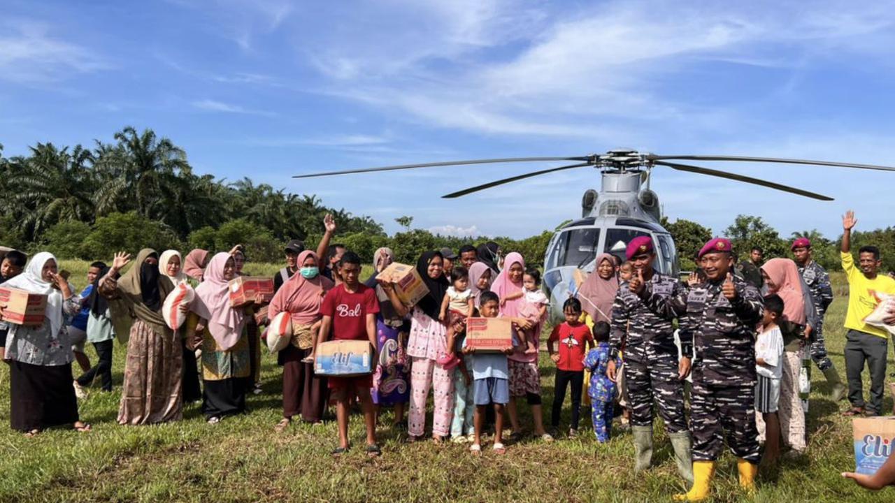 450 Kg Logistik Disalurkan TNI AL Lewat Jalur Udara di Aceh Tamiang