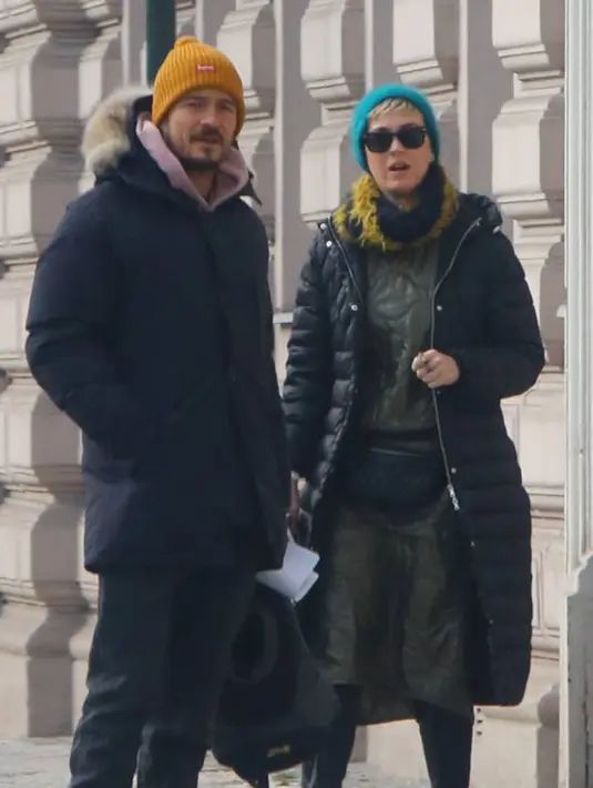 Lalu setelah makan, Katy Perry dan Orlando Bloom pun pergi ke Prague Caastle untuk melihat St. Vitus Cathedral. (WENN/SPLASH/E! Online)