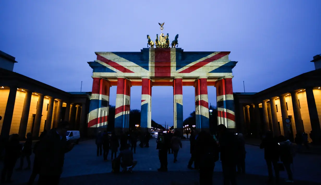 Gerbang Brandenburg diterangi warna bendera kebangsaan Inggris sebagai bentuk turut berduka cita atas teror London, di ibu kota Jerman, Berlin, Kamis (23/3). Aksi penyerangan di dekat parlemen Inggris itu menewaskan lima orang. (AP Photo/Markus Schreiber)