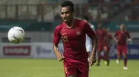 Gelandang Timnas Indonesia, Irfan Jaya, berusaha mengejar bola saat melawan Hongkong pada laga persahabatan di Stadion Wibawa Mukti, Jakarta, Selasa (16/10). Kedua negara bermain imbang 1-1. (Bola.com/Vitalis Yogi Trisna)