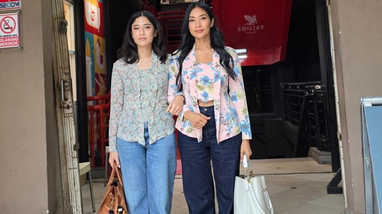 Potret Dian Sastro dan Happy Salma Jalani Book Date Berdua, Kenakan Kebaya dan Dihadiahi Puisi