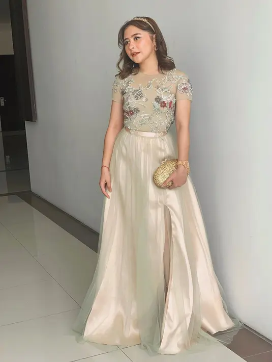 “Don’t marry rich, be rich”. Itu lah moto yang menjadi pegangan Prilly selama ini. Sang ayah lah yang selalu mengajarkannya untuk mencapai segala keinginannya.  (Instagram/prillylatuconsina96)