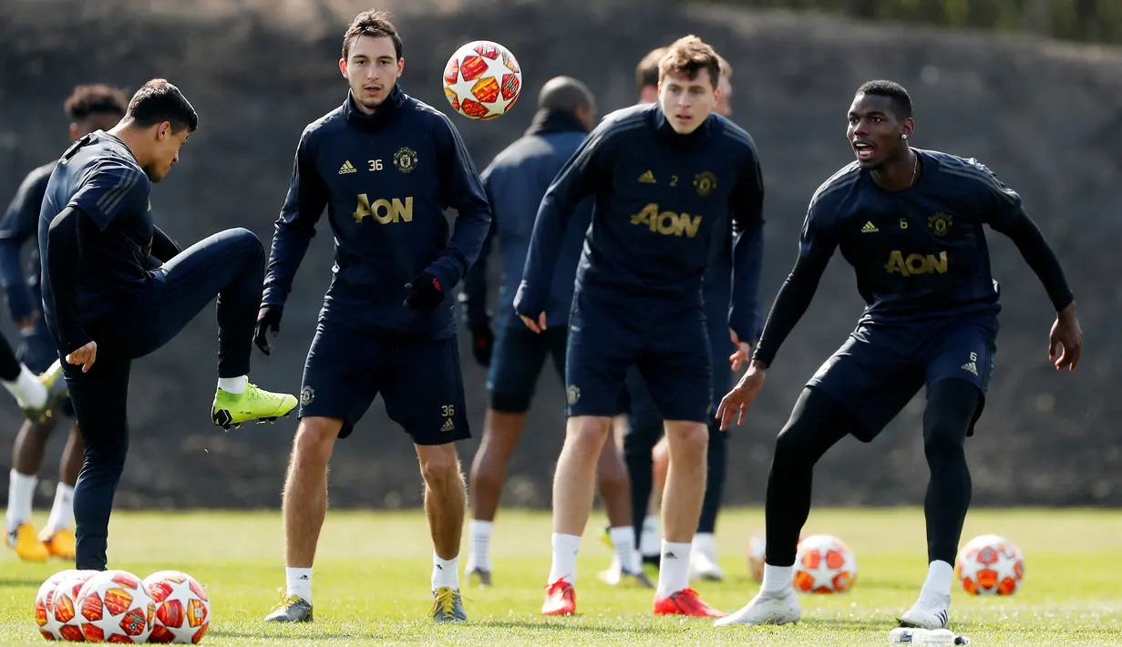 Pemain Manchester United (MU) Paul Pogba (kanan) berlatih bersama rekan setimnya jelang menghadapi Barcelona pada leg pertama perempat final Liga Champions 2018/2019 di Aon Training Complex, Manchester,Inggris, Selasa (9/4). MU siap menjamu Barcelona di Old Trafford. (Reuters/Lee Smith)