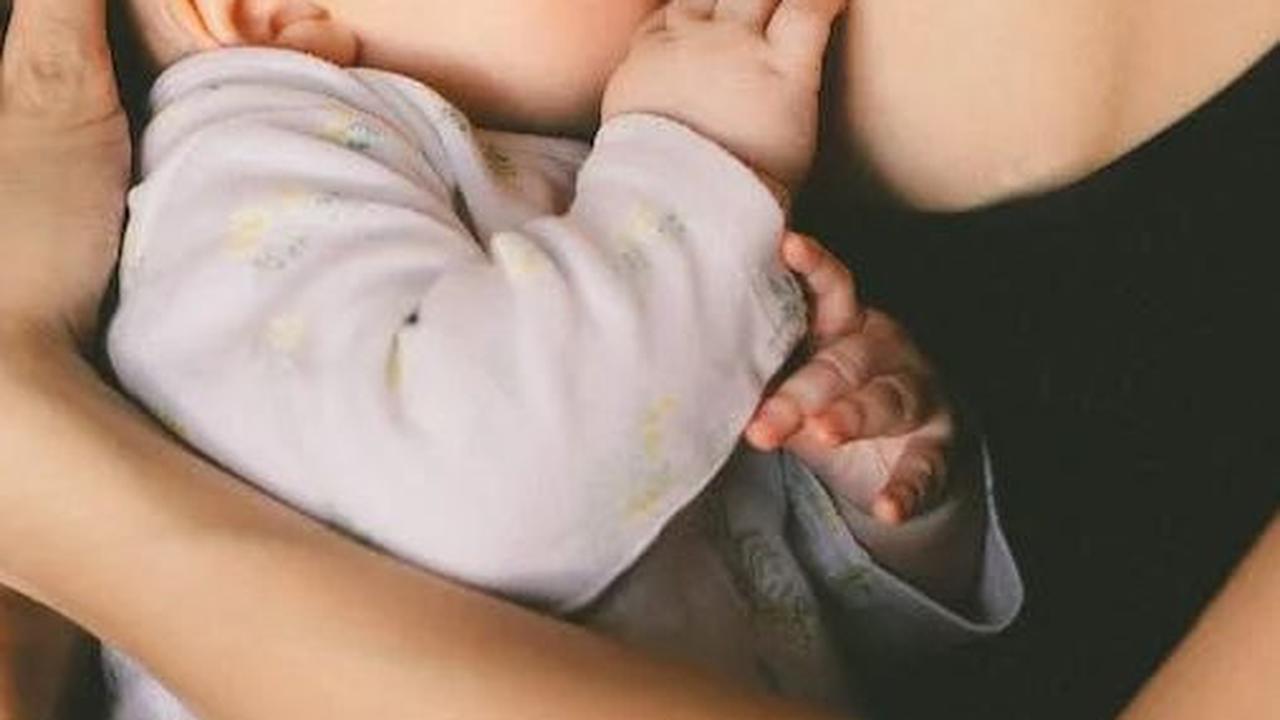 ASI (Air Susu Ibu) merupakan sumber asupan nutrisi terbaik bagi bayi sejak lahir hingga berusia enam bulan. Seperti dikutip dari laman Kemenkes.go.id, ASI memiliki banyak manfaat yaitu mencegah terserang penyakit, membantu perkembangan otak dan fisik bayi