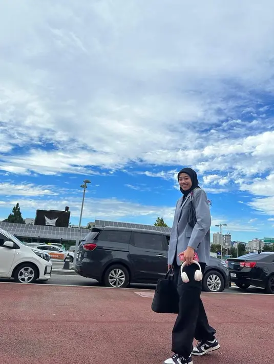 Seperti potret ini, saat jalan-jalan santai di Korea Selatan, Mega tampil chic dengan padu padan blazer warna abu-abunya dan jogger pants warna hitam. [@megawatihangestrip]