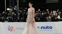 7 Gaya Bintang Korea Selatan di Karpet Merah Blue Dragon Film Awards 2025, Son Ye Jin dan Hyun Bin Cetak Sejarah