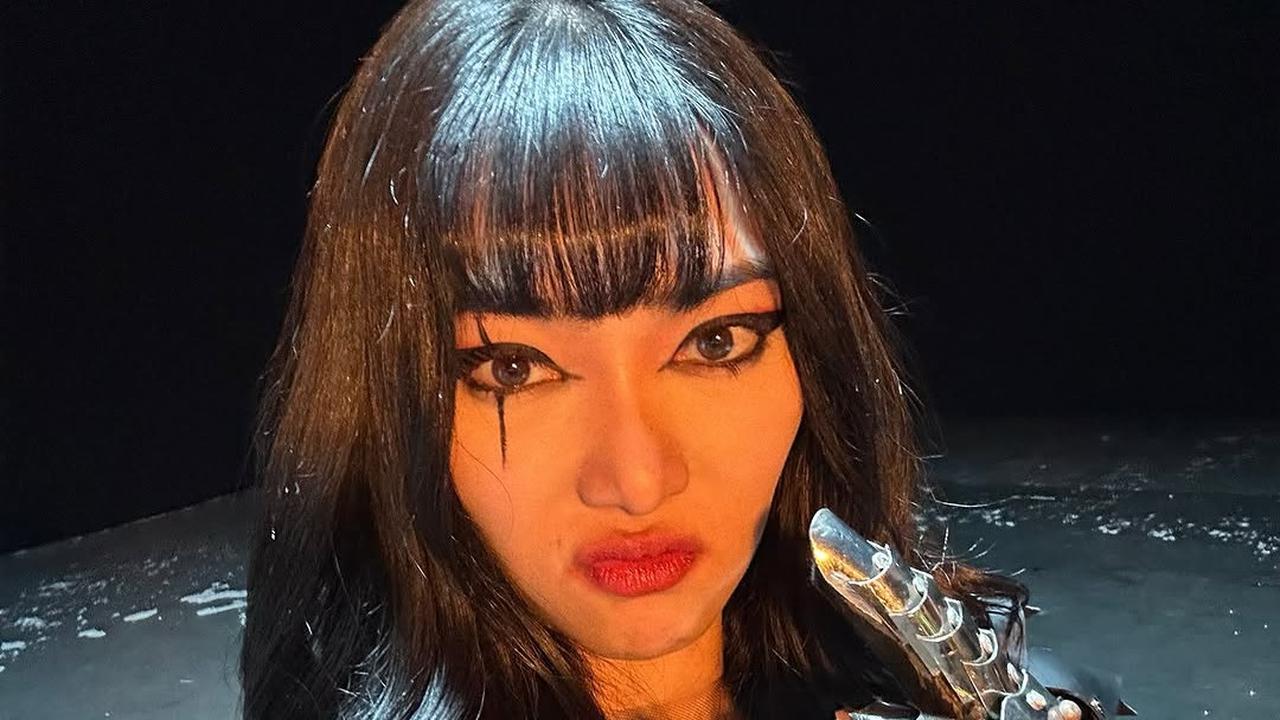 Potret Isyana Sarasvati dengan Makeup Bold yang Unik (credit: instagram/isyanasarasvati)