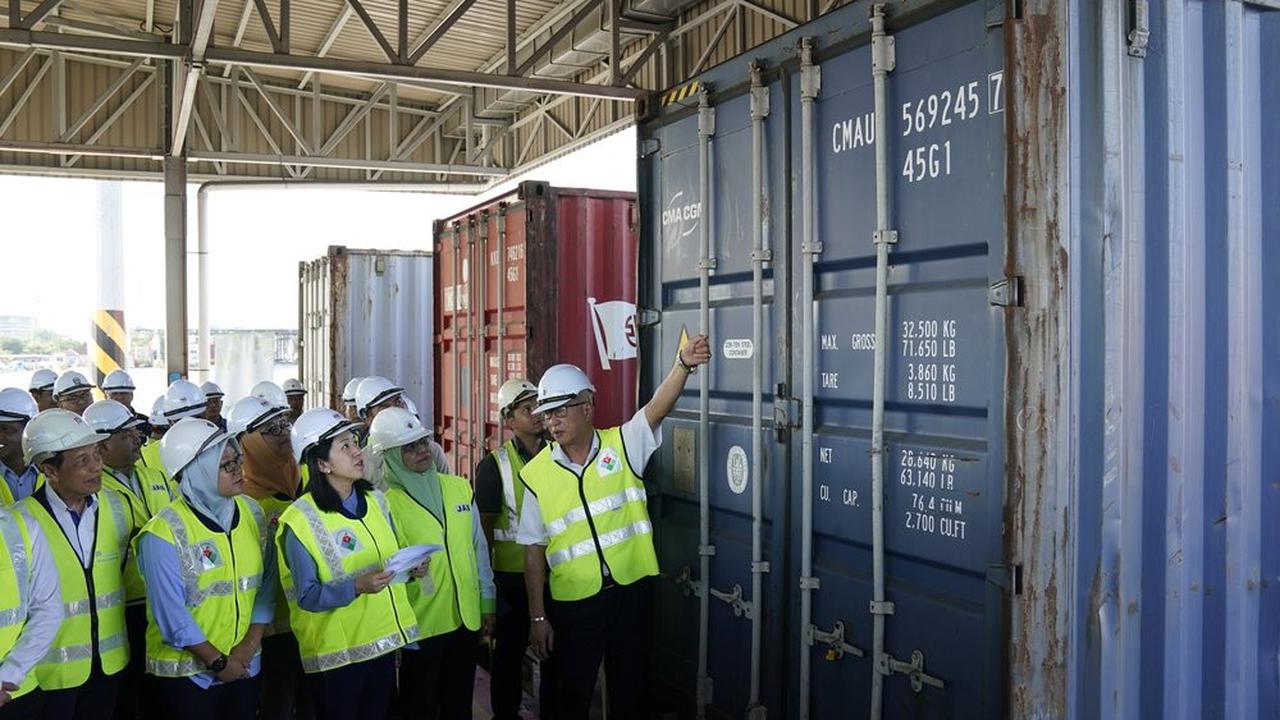 Menteri Lingkungan Malaysia Yeo Bee Yin meninjau kontainer sampah ilegal.