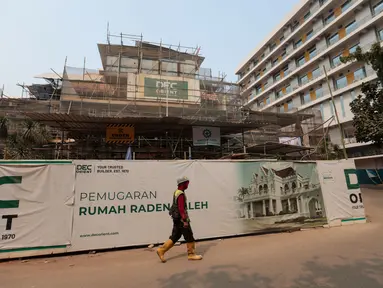 Pekerja berada di area Rumah Raden Saleh saat proses pemugaran berlangsung di kompleks RS PGI Cikini, Jakarta Pusat, Kamis (10/9/2026). Bangunan tersebut menjadi bagian dari peninggalan sejarah yang masih bertahan di Jakarta. (KLY/Budy Santoso)