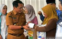 Pemkab Padang Pariaman Salurkan Bantuan UMKM untuk Ratusan Pelaku Usaha Terdampak Bencana