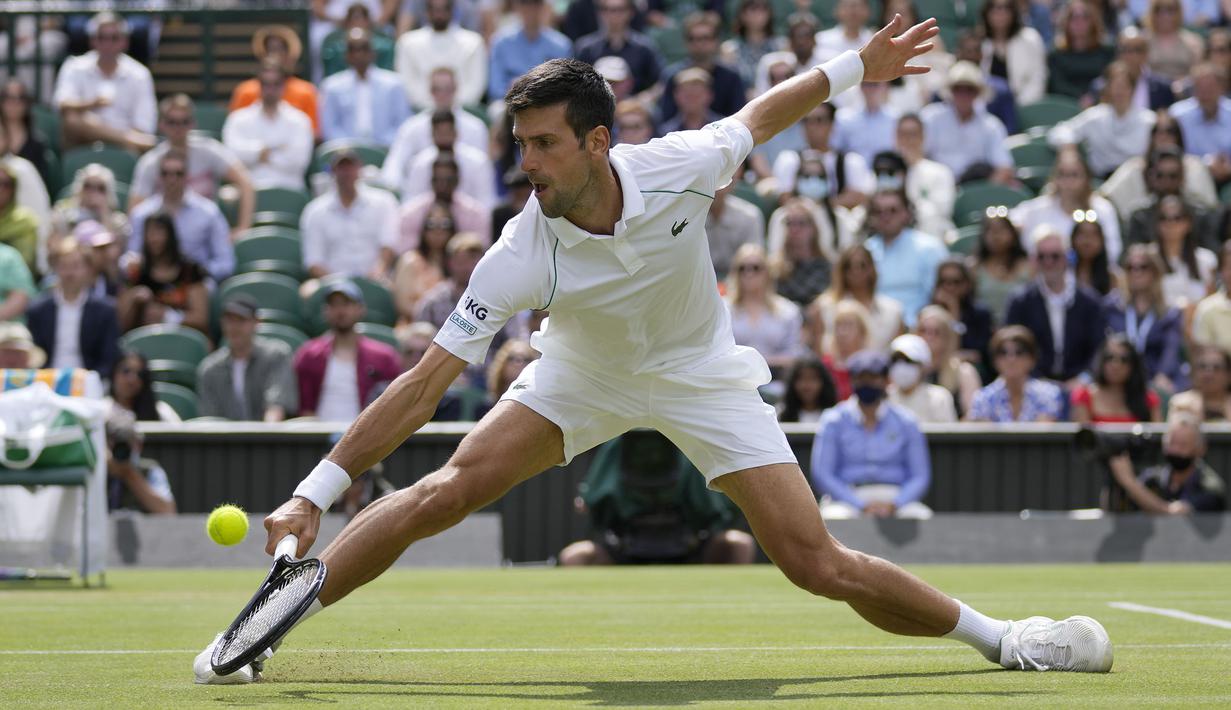 Djokovic langsung tancap gas di set kedua. Ia langsung berhasil unggul 5-1, namun dapat disusul menjadi 5-4 oleh Berrettini. Pada game ke-10 Djokovic akhirnya mampu unggul 6-4 dan menutup set kedua dengan kemenangannya. (Foto: AP/Kirsty Wigglesworth)