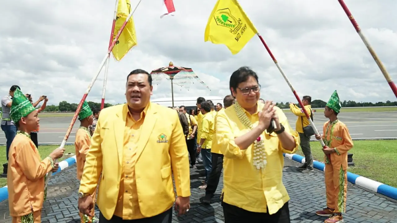 Ketua Umum Partai Golkar Airlangga Hartarto (kanan) saat berkampanye di Banjarmasin, kalimantan Tengah. (Merdeka.com)