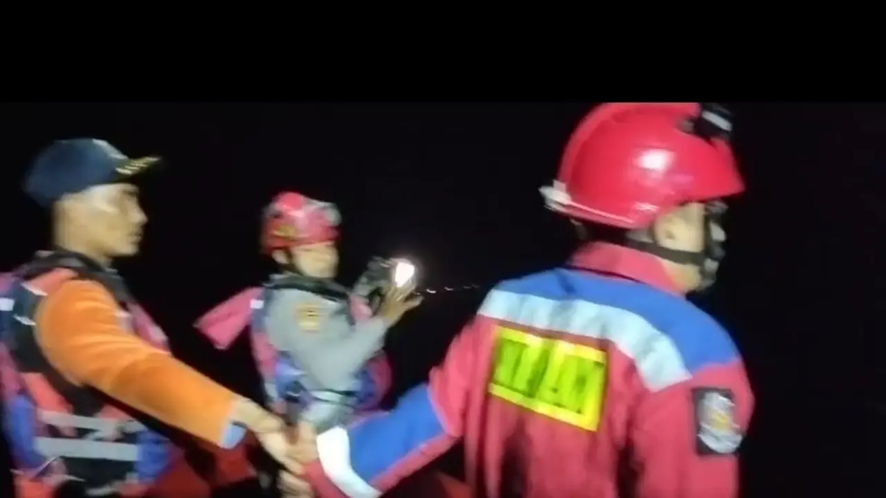 Damkar evakuasi Nelayan di perairan Kepulauan Seribu akibat mesin kapalnya mati.