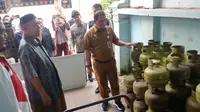 Kepala Dinas Perindustrian dan Perdagangan Kota Batam Gustian Riau melakukan insfeksi mendadak kelangkaan gas elpiji 3 kilogram bersama Pertamina Batam, Senin (31/7/2023). (Liputan6.com/ Ajang Nurdin)