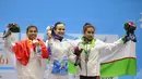 Atlet angkat besi putri Indonesia peraih perak, Sri Wahyuni Agustiani (kiri) bersama atlet Kazakhstan peraih medali emas, Margarita Yelisseyeva (tengah) dan atlet Uzbekistan peraih perunggu, Mahliyo Togoeva (kanan) 