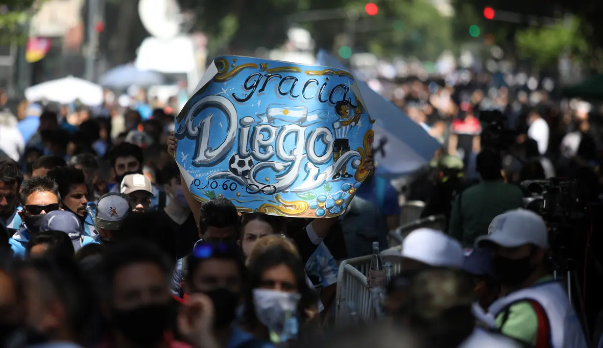 Para penggemar menunggu di luar kapel pemakaman legenda sepak bola Diego Maradona di Casa Rosada di Buenos Aires, ibu kota Argentina, pada 26 November 2020. Maradona meninggal dunia dalam usia 60 tahun pada Rabu (25/11) karena serangan jantung. (Xinhua/Martin Zabala)