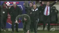 Video highlights pelatih Moescroen, Glen de Boeck merayakan kemenangan timnya atas Anderlecht hingga terpeleset.