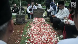 Aktivis 98 melakukan ziarah ke makam pejuang reformasi di TPU Tanah Kusir, Jakarta, Minggu (12/5/2019). Kegiatan itu untuk mengenang kembali empat mahasiswa Universitas Trisakti yang meninggal karena tertembak saat melakukan aksi memperjuangkan reformasi pada Mei 1998. (merdeka.com/Iqbal S Nugroho)