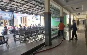 Potret Abu Anak Krakatau Tutupi Jalan hingga RS di Lampung