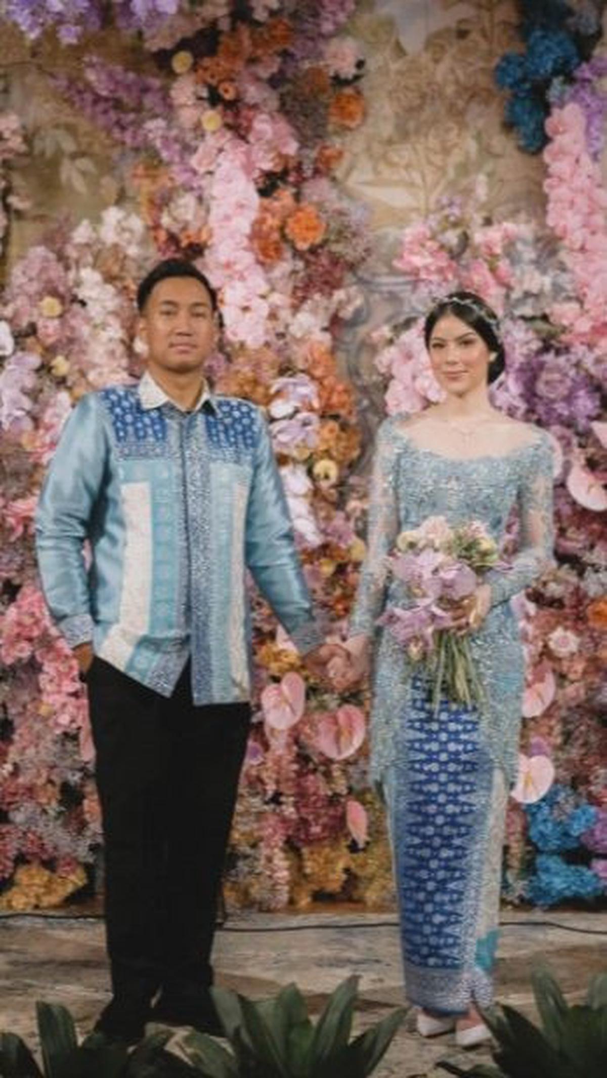 Jadi selain cantik, Asyifa juga pintar berbisnis. Wajar saja jika seorang anak jenderal bintang tiga jatuh hati kepadanya.