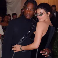 "Kylie sangat senang bisa ikut tur Travis. Apalagi, itu benar-benar menjadi ide Travis," ujar sumber. (instagram/kyliejenner)