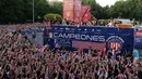 Ribuan suporter "Los Rojiblancos" menyambut kedatangan bus yang membawa pemain Atletico Madrid di Taman Air Mancur Neptuno, Madrid, (18/5/2014). (REUTERS/Juan Medina)