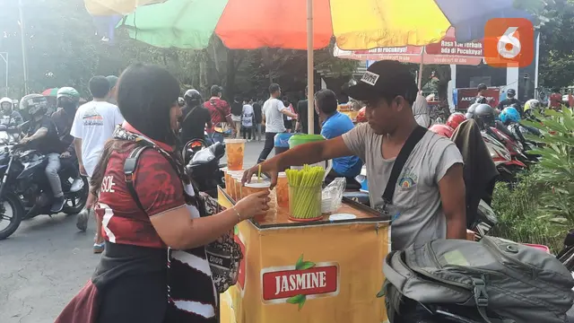 Berkah Penjual Minuman di Pembukaan Piala Presiden 2022
