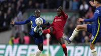 Gelandang Chelsea, N'Golo Kante berebut bola dengan gelandang Liverpool, Naby Keita dalam pertandingan final Piala Carabao Cup di Stadion Wembley, London, Senin (28/2/2022). Liverpool memenangkan adu penalti 11-10 setelah pertandingan berakhir imbang 0-0. (AP Photo/Alastair Grant)