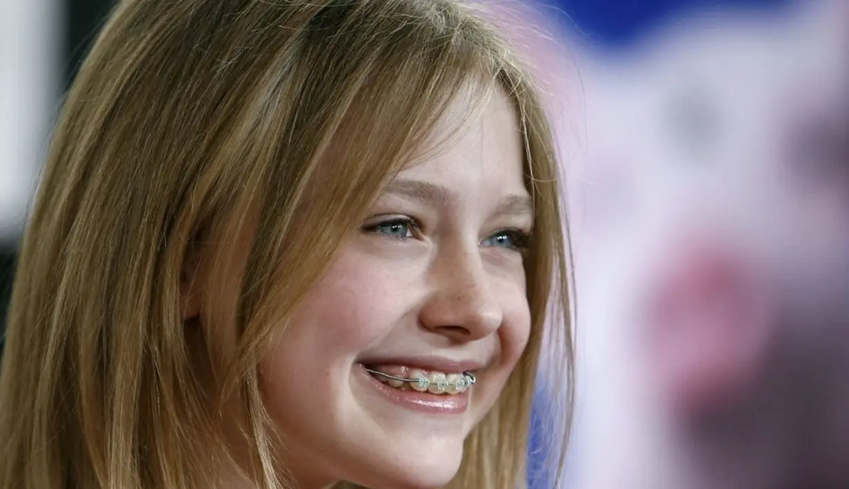 Dakota Fanning sudah menggunakan kawat gigi sedari kecil. (Pinterest)