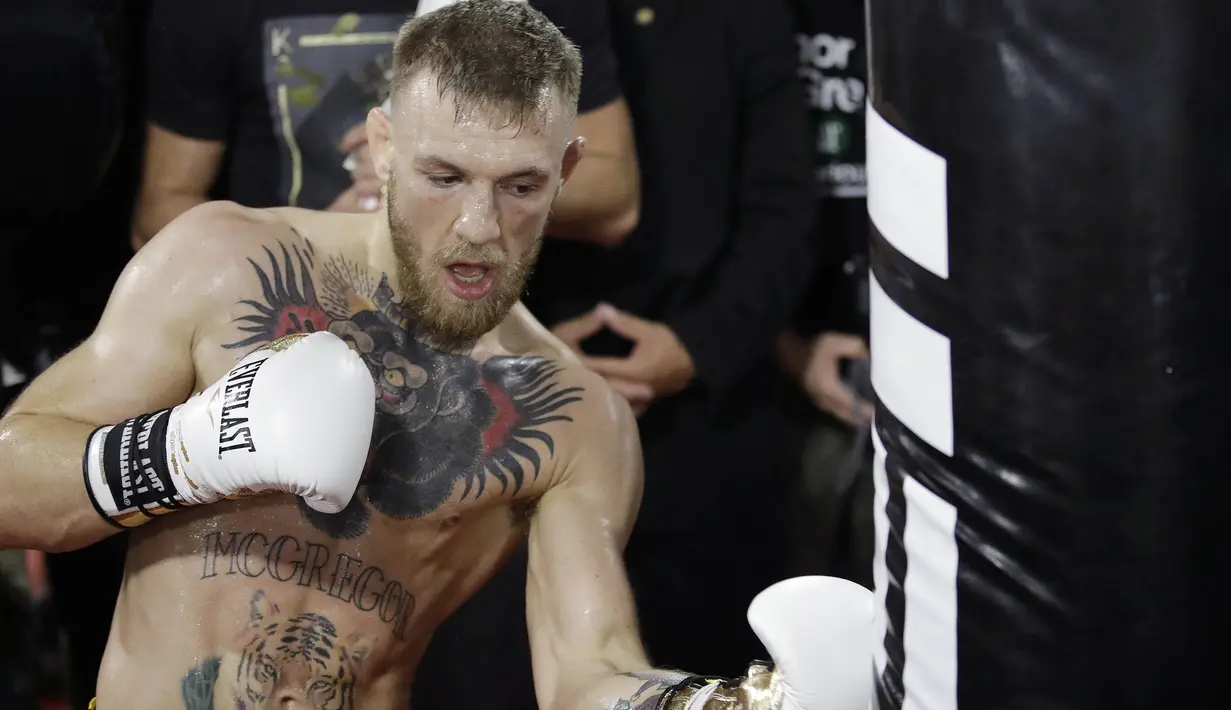 Petarung MMA, Conor McGregor, melakukan latihan terbuka di hadapan media di Las Vegas, Jumat (11/8/2017). McGregor akan bertanding melawan petinju Floyd Mayweather Jr pada  26 Agustus mendatang. (AP/John Locher)