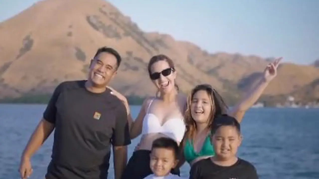 Nia Ramadhani dan keluarga liburan di Labuan Bajo (Instagram/ramadhaniabakrie)