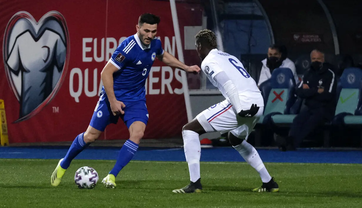 Pemain Bosnia Sead Kolasinac (kiri) memperebutkan bola dengan pemain Prancis Paul Pogba pada pertandingan Grup D kualifikasi Piala Dunia 2022 di Stadion Grbavica, Sarajevo, Bosnia, Rabu (31/3/2021). Prancis menang 1-0. (AP Photo/Kemal Softic)