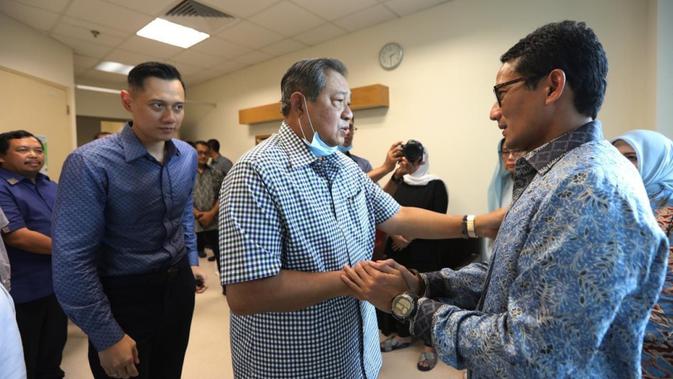 Sandiaga Uno jenguk Ani Yudhoyono di Singapura. (Istimewa)