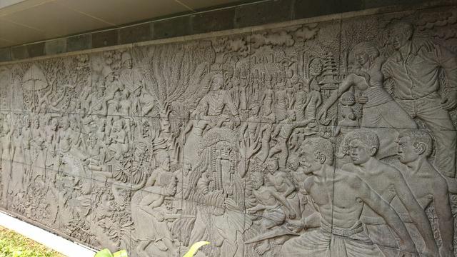 Menyusuri Sisi Lain Hotel Indonesia Bersama Lady in Red