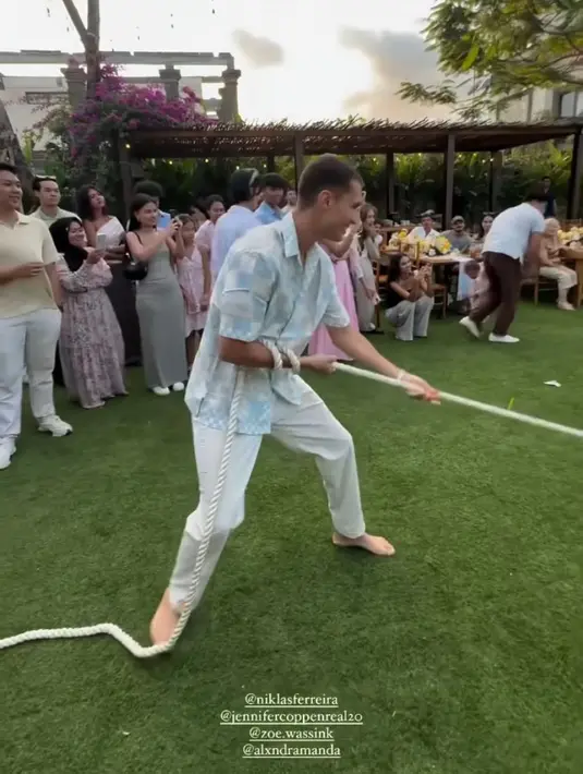 Mereka tampil kompak kenakan busana warna cerah sesuai palet warna Winnie The Pooh yang menjadi tema utama pesta ulang tahun.