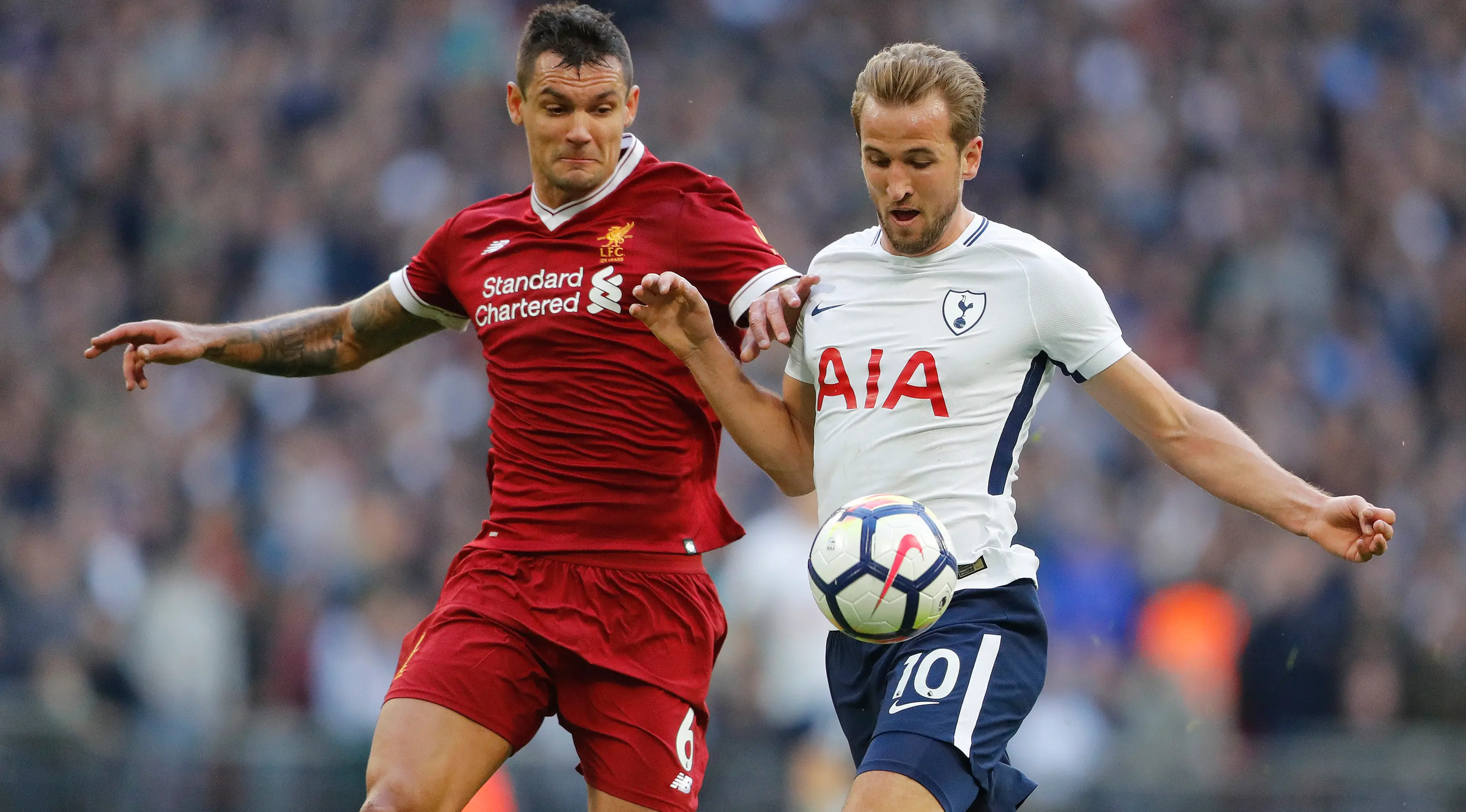 Pemain Tottenham Hostpur, Harry Kane berebut bola dengan pemain Tottenham Hotspur, Dejan Lovren pada pekan kesembilan Liga Premier Inggris di Wembley, Minggu (22/10). Liverpool menelan pil pahit dipermalukan Tottenham Hotspur 1-4. (AP/Frank Augstein)