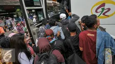 Pemudik berebut masuk bus AKAP tujuan Pangandaran di Terminal Kampung Rambutan, Jakarta, Jumat (1/7). H-5 jelang puncak arus mudik Lebaran 2016, terminal Kampung Rambutan mulai dipadati pemudik. (Liputan6.com/Yoppy Renato)