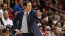 Gaya pelatih Miami Heat, Erik Spoelstra memberikan instruksi kepada anak asuhnya saat melawan Detroit Pistons pada laga NBA di American Airlines Arena, Miami, (01/01/2017). Pistons menang 107-98. (AP/Joe Skipper)