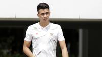 Kiper Timnas Indonesia, Nadeo Argawinata, saat sesi latihan di Stadion Madya, Jakarta, Selasa, (18/2/2020). Untuk meningkatkan performa kiper, Shin Tae-yong menambah porsi waktu latihan. (Bola.com/M Iqbal Ichsan)