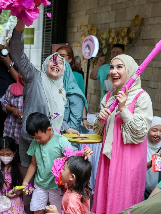 Kebahagiaan begitu terpancar dari Irish Bella merayakan ulang tahun pertama putrinya bersama sahabat. [Instagram/_irishbella_]