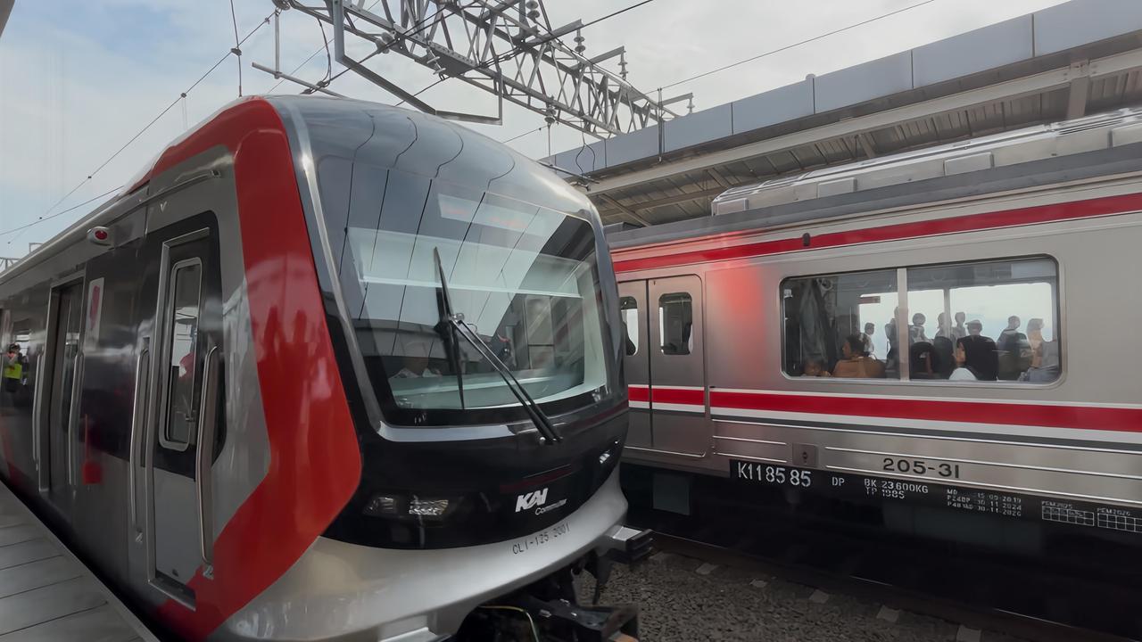 PT KAI Commuter resmi mengoperasikan sarana Kereta Rel Listrik (KRL) baru jenis CLI-125 atau KRL buatan China untuk melayani rute Bogor dan Cikarang.