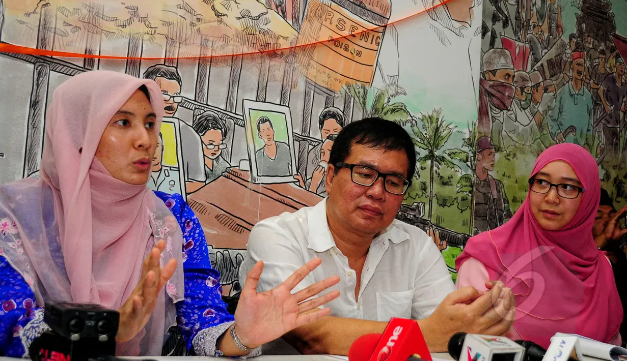 Putri tokoh oposisi Malaysia Anwar Ibrahim, Nurul Izzah (kiri) dan adiknya, Nurul Iman Anwar saat menjelaskan tentang kriminalisasi yang dihadapi ayahnya di kantor KontraS, Jakarta, Sabtu (4/4/2015). (Liputan6.com/Yoppy Renato)  