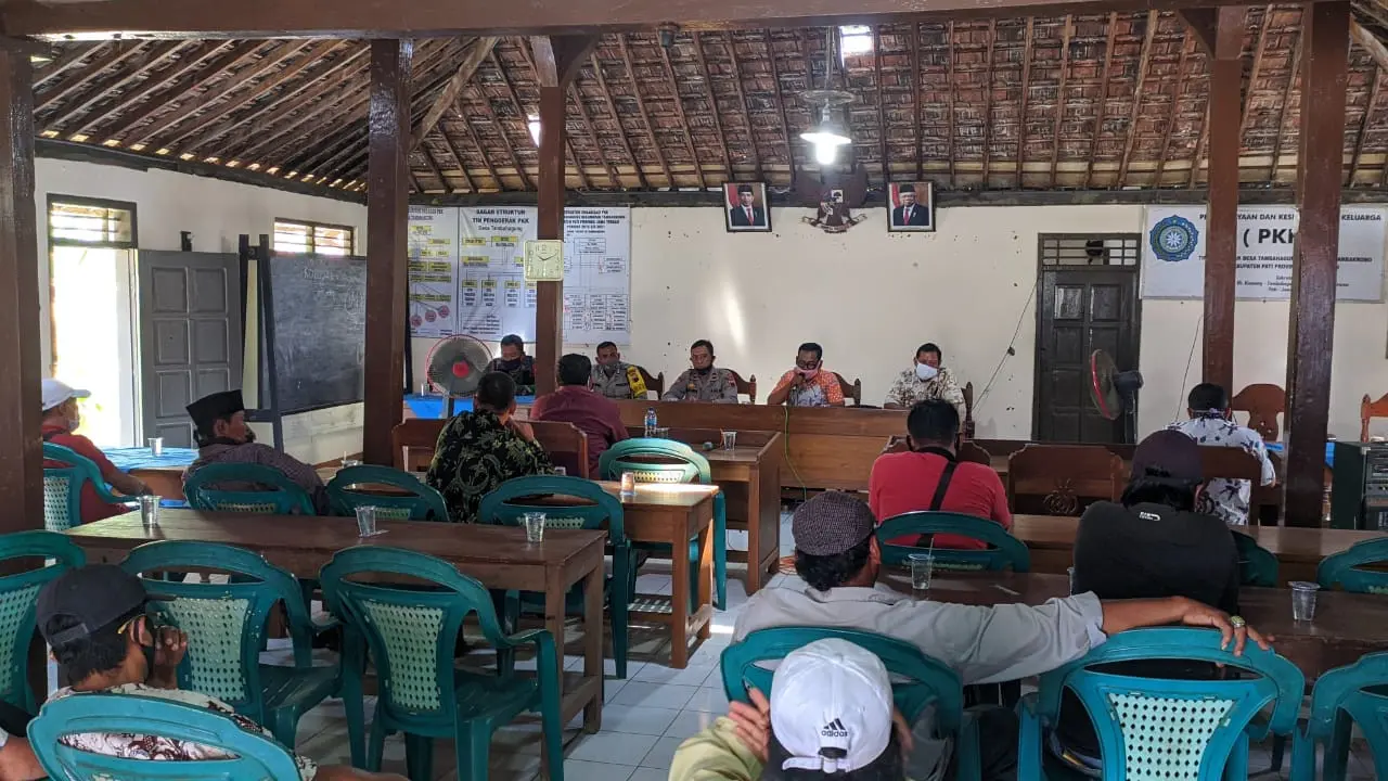 Warga Geruduk Balai Desa