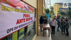 Sejumlah keluarga korban kebakaran Lapas Kelas I Tangerang mendatangi RS Polri Kramat Jati di Jakarta, Rabu (8/9/2021). Keluarga korban kebakaran Lapas Kelas I Tangerang mendatangi Posko Ante Mortem untuk melaporkan kehilangan anggota keluarga mereka. (Liputan6.com/Faizal Fanani)